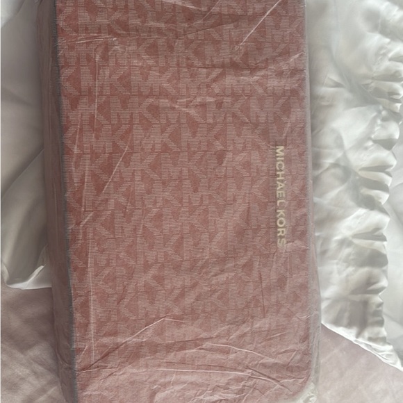 New Michael Kors small bag. I have even open the wrapping papers. - Picture 3 of 8